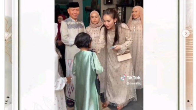 Ayu Ting Ting bagi-bagi THR