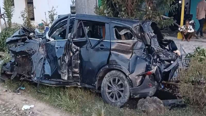Kecelakaan Mobil Tertabrak Kereta Api