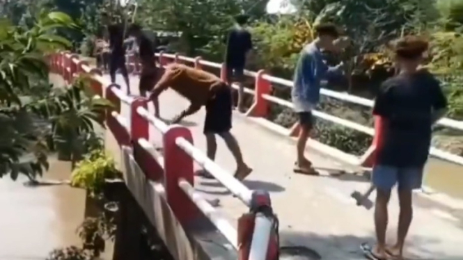 Warga di Demak merusak jembatan agar truk sound system bisa lewat