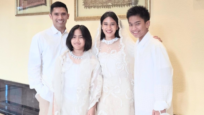 Dian Sastro dan keluarga.