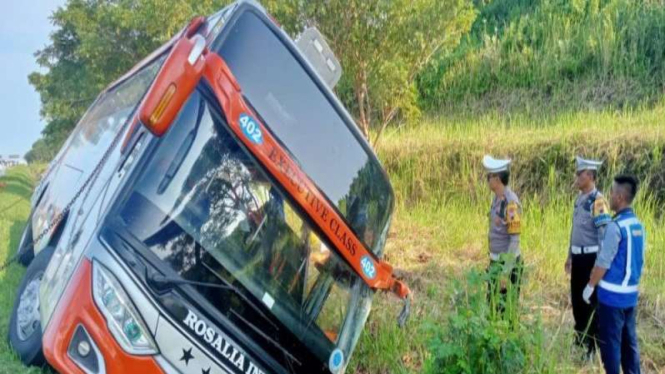 Bus Rosalia Indah mengalami kecelakaan di ruas Tol Semarang-Batang.