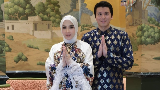Syahrini dan Reino Barack.