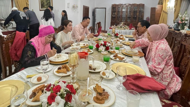 Dewi Perssik rayakan Idul Fitri di Pakistan bersama Rully