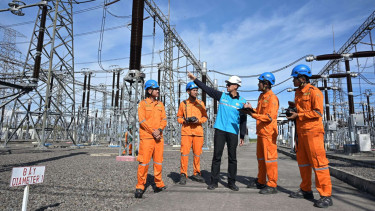 Direktur Utama PLN Darmawan Prasodjo (tengah) 