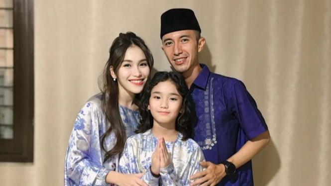 Pose Lebaran Ayu Ting Ting dan Bilqis dengan Muhammad Fardhana