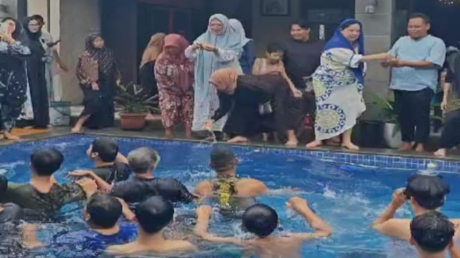  Tradisi Nyawer Uang di Kolam saat Lebaran di Tasikmalaya