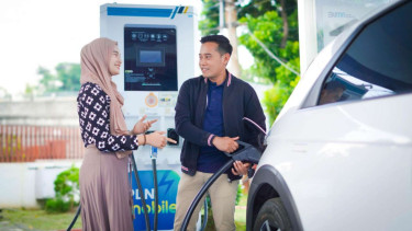 Pelanggan yang sedang melakukan pengisian daya di SPKLU 