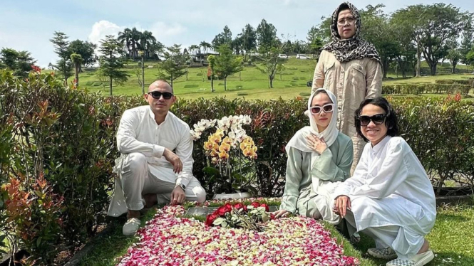 BCL berziarah ke makam Ashraf Sinclair di momen lebaran bersama Tiko dan Noah