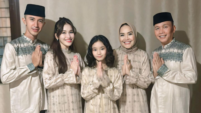 Keluarga Ayu Ting Ting bersama Muhammad Fardhana