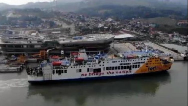 Kapal Feri di Pelabuhan Bakauheni, Lampung