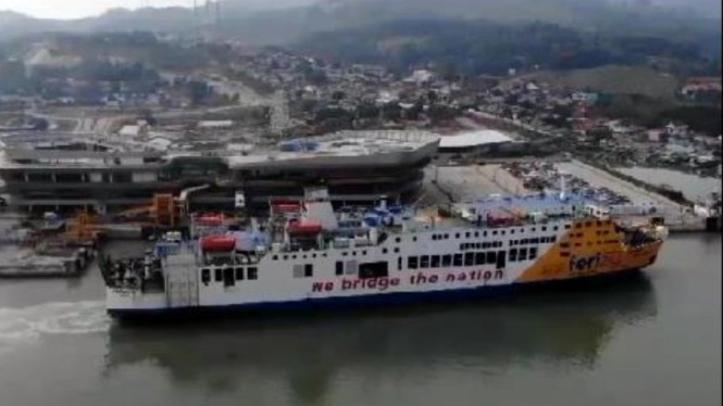 Kapal Feri di Pelabuhan Bakauheni, Lampung