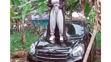 Viral emak-emak joget di atas kap mesin Agya