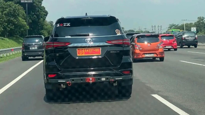 Viral Aksi Pengemudi Toyota Fortuner
