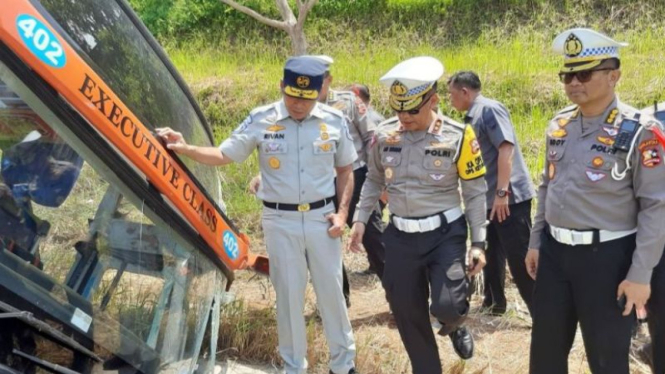 Polisi saat mengecek lokasi kecelakaan Bus Rosalia Indah.