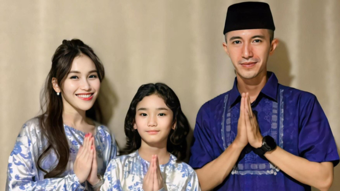 Pose Lebaran Ayu Ting Ting dan Bilqis dengan Muhammad Fardhana