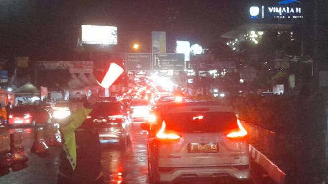 Arus lalu lintas Puncak Bogor padat hingga Jumat Malam.VIVA/Muhammad AR