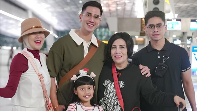 Verrell Bramasta liburan ke Jepang bareng keluarga tercinta