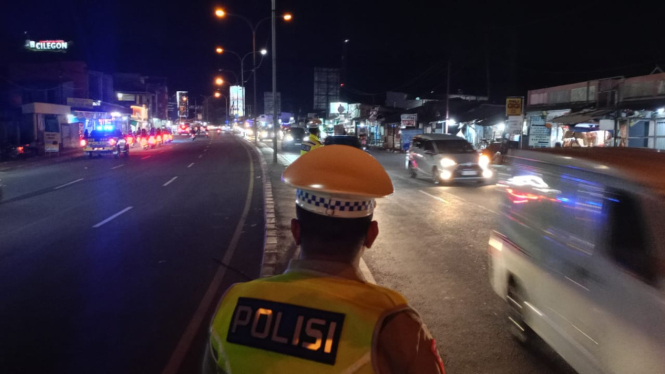 Polisi Mengatur Lalu Lintas di Depan Pelabuhan Merak