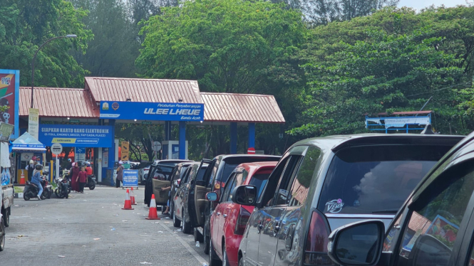 Antrean kendaraan yang ingin menyebrang ke Pulau Sabang untuk berwisata. VIVA/Dani Randi