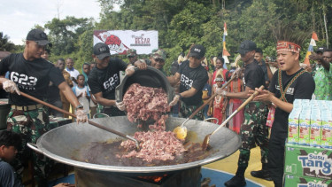 VIVA Militer: Chef Bobon dan prajurit Satgas Yonif 623/BWU gelar Masak Besar