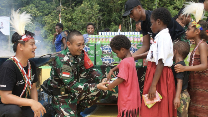 VIVA Militer: Satgas Yonif 623/BWU gandeng Chef Bobon gelar Masak Besar di Papua