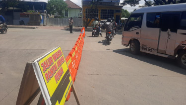 Jalan Menuju Anyer Ditutup 