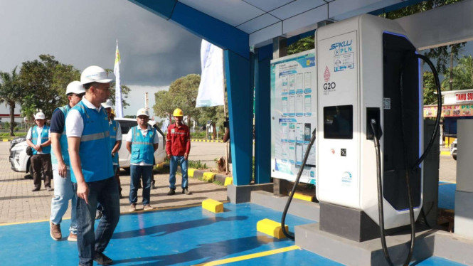 General Manager PLN Unit Induk Distribusi Banten Abdul Mukhlis mengecek kesiapan SPKLU di rest area tol Jakarta - Merak KM 68 untuk menghadapi arus balik mudik libur Idul Fitri 1445 Hijriah.