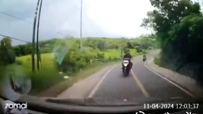 Kecelakaan pengendara motor akibat ambil jalur kendaraan lain