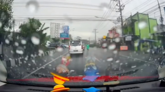 Tangkapan layar video dashcam mobil 