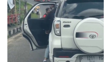 Viral penumpang Toyota Rush pelat F buang sampah sembarangan