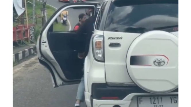 Viral penumpang Toyota Rush pelat F buang sampah sembarangan