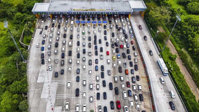 Antrian Panjang di Gerbang Tol Cikampek Utama Saat Arus Balik Lebaran 2024