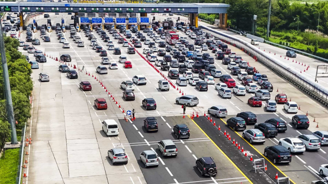 Antrean di Gerbang Tol Cikampek Utama Saat Arus Balik Lebaran 2024