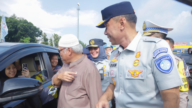 Dirut Jasa Raharja Rivan A. Purwantono bersama pemudik di GT Kalikangkung