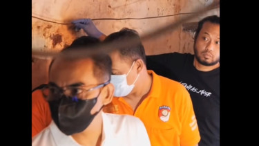 Kapolda Sulsel Irjen Andi Rian pimpin olah TKP kasus suami bunuh istri lalu timbun di dalam rumah. 