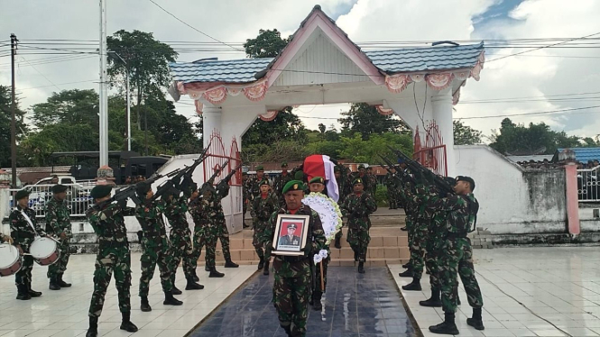 Proses pemakaman almarhum Lettu Inf (Anumerta) Oktavianus Sogalrey (Danramil 1703-04/Aradide) korban penembakan Organisasi Papua Merdeka 