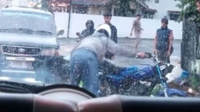 Pengendara motor paksa pemilik Yamaha RX-KIng cium asap knalpotnya sendiri