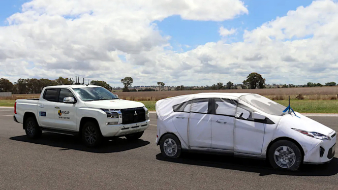 Uji tabrak Mitsubishi Triton 2024