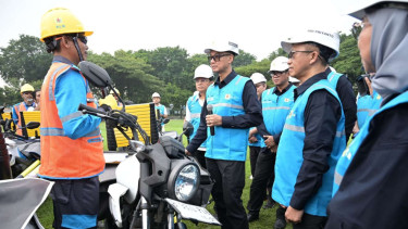 Direktur Utama PLN Darmawan Prasodjo (ketiga dari kiri)
