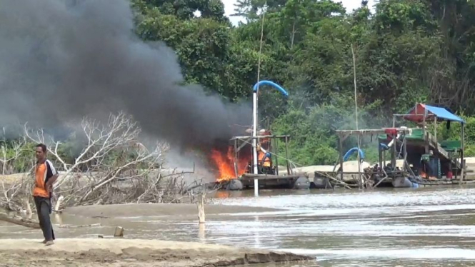 Alat tambang emas ilegal yang dibakar massa