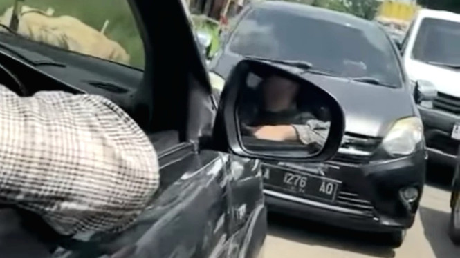 Toyota Agya nekat lawan arah