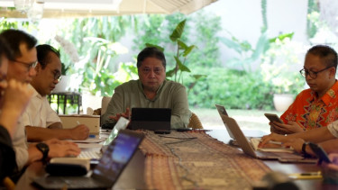 Menteri Koordinator Bidang Perekonomian Airlangga Hartarto menggelar rapat terbatas dengan seluruh unsur di Kementerian Koordinator Bidang Perekonomian serta beberapa Duta Besar.