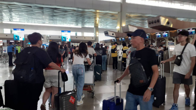 Aktivitas penumpang pada puncak arus balik mudik 2024 di Bandara Soekarno-Hatta, Tangerang