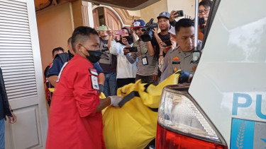 Jenazah korban dievakuasi.