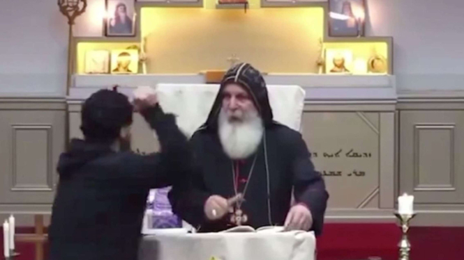 Bocah 15 Tahun Ditahan Atas Penikaman Terhadap Seorang Uskup di Gereja