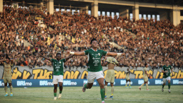 Pemain PSS Sleman, Saddam Gaffar rayakan gol