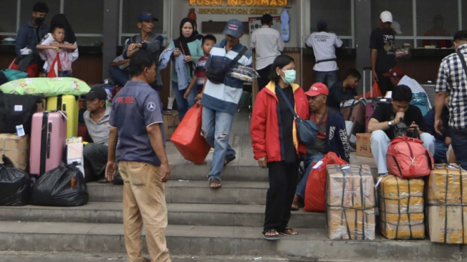 Puncak arus balik mudik di Terminal Kalideres, Jakarta Barat.