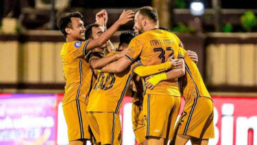 Pemain Bhayangkara FC rayakan gol