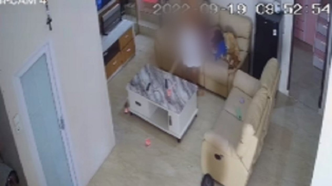 Tangkap layar CCTV oknum Polisi diduga aniaya istrinya.(istimewa/VIVA)