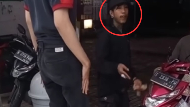 Viral Tukang Parkir Liar Minta THR Rp 15 Ribu di Minimarket Karawang
